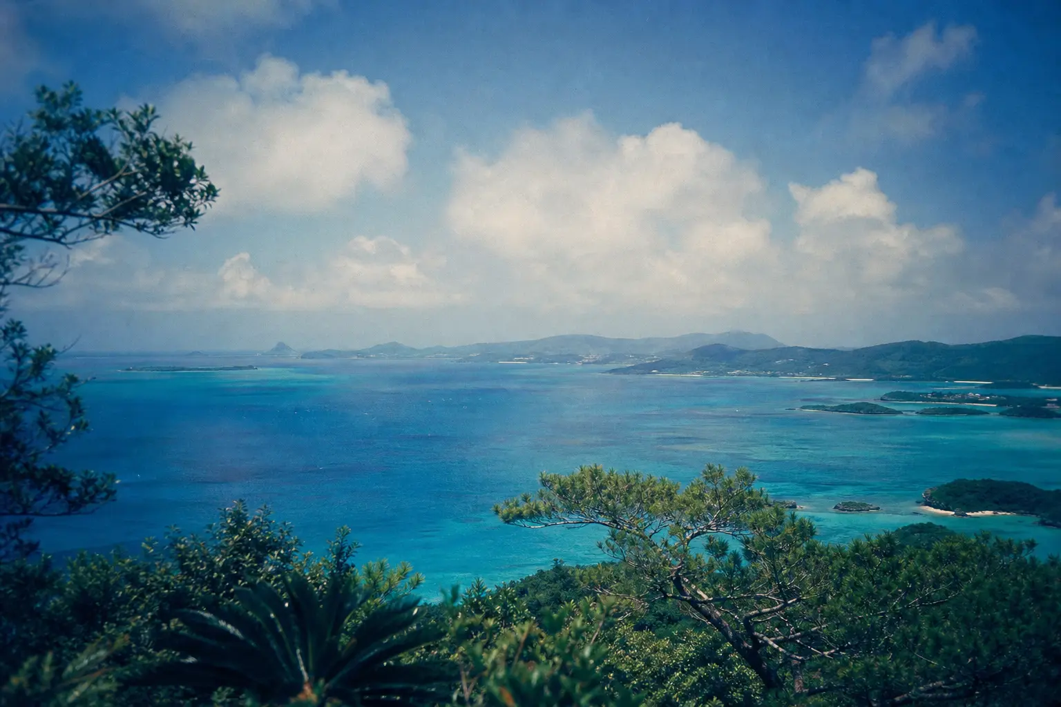 沖縄の海と島影の風景