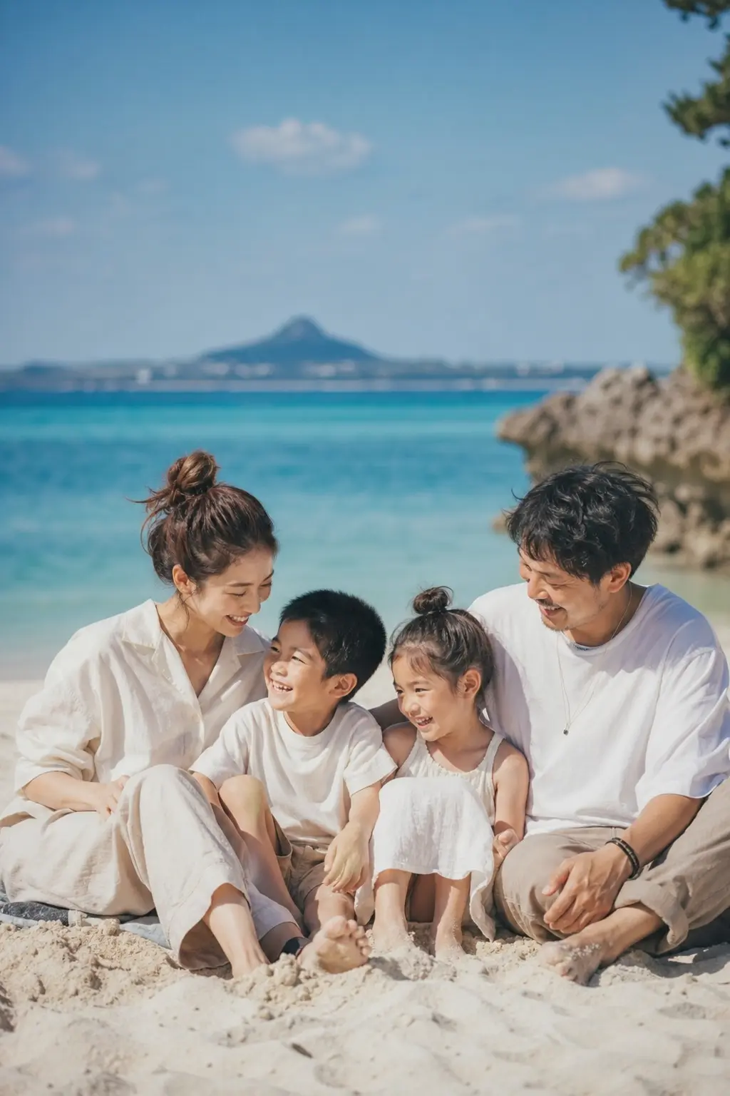 沖縄の海辺で過ごす家族写真